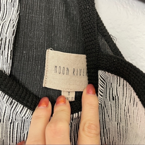 MOON RIVER Cold Shoulder Top Medium - Picture 4 of 5